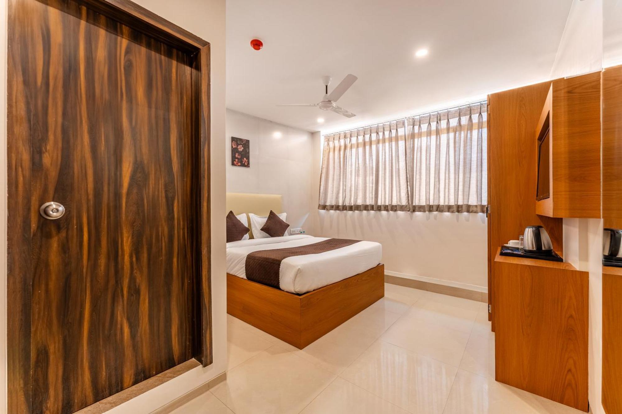 Metropolis Business Hotel ปณชี ภายนอก รูปภาพ