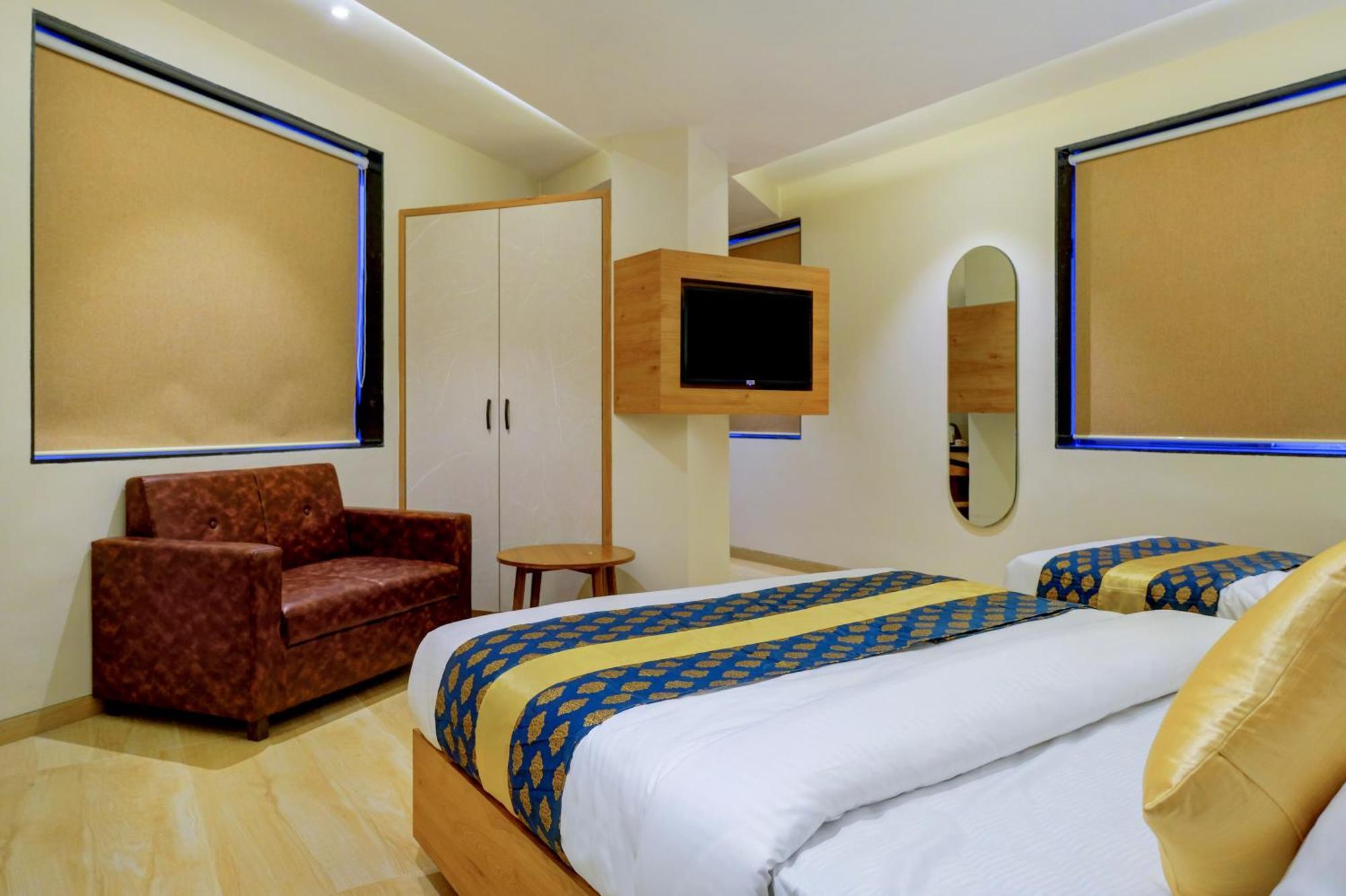 Metropolis Business Hotel ปณชี ภายนอก รูปภาพ